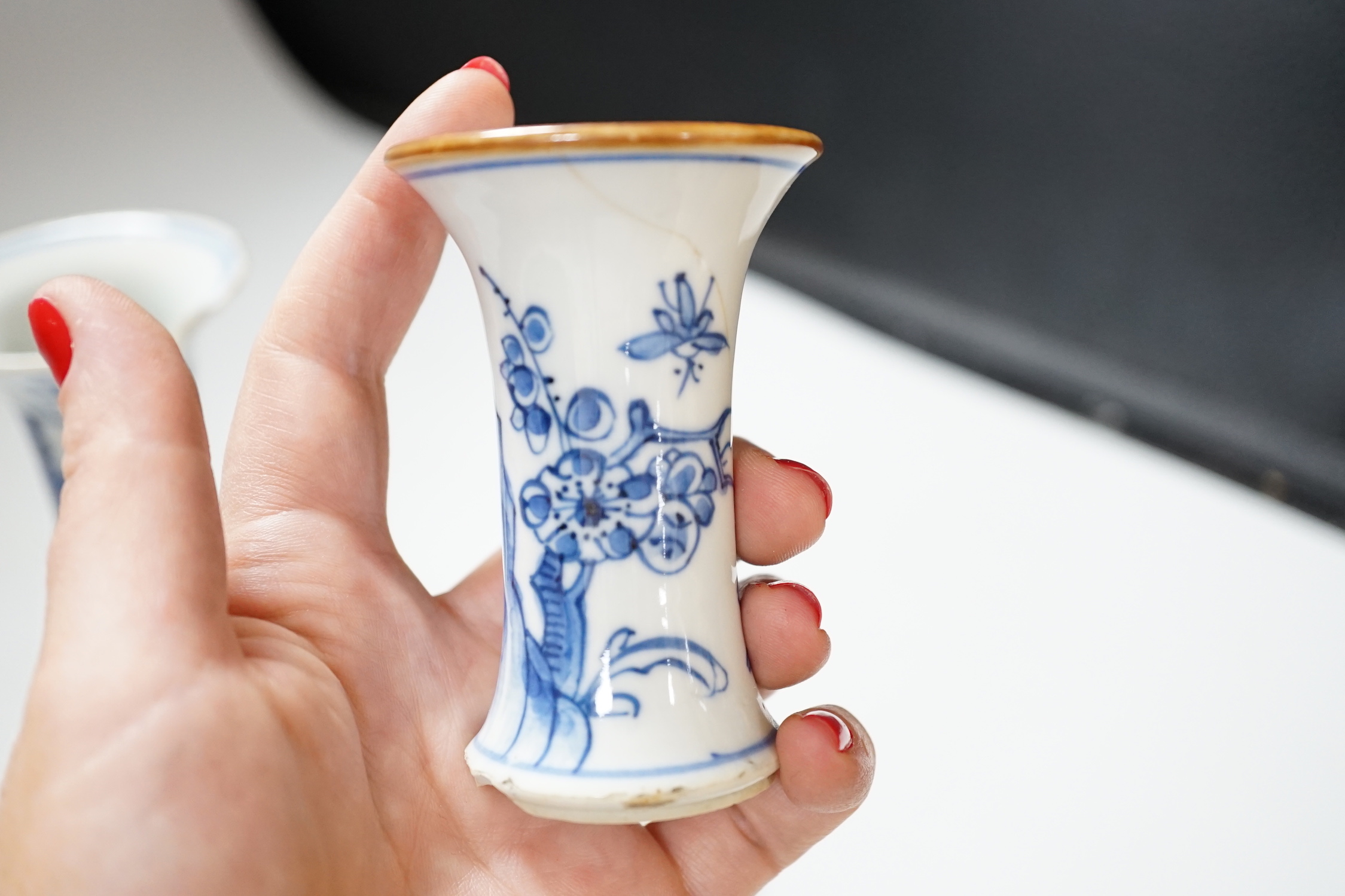 Three Chinese blue and white vases and a wucai square box, one with inscription, 18th century and later, tallest 14cm high